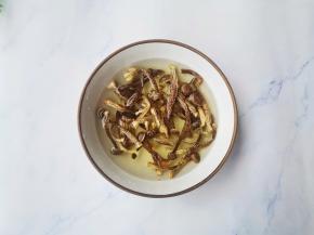 鹿茸菇温水泡发，