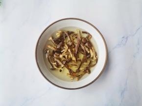 鹿茸菇温水泡发，