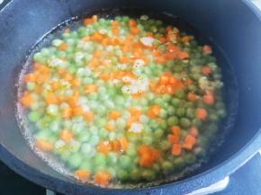 锅中烧开水，放入豌豆煮2分钟、再加胡萝卜煮熟捞出。