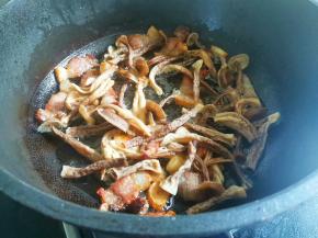 放入鹿茸菇炒干水分，