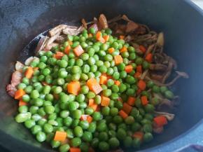 加入豌豆、胡萝卜炒匀，