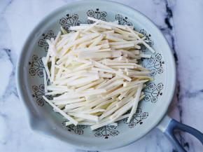 茭白去皮洗净切条，