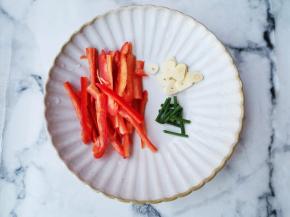 红椒切条，葱切葱花，大蒜切片，