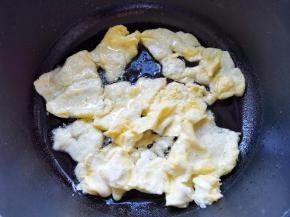 锅中热油，加入鸡蛋煎熟盛出备用。