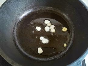 锅内放一点油，爆香大蒜，