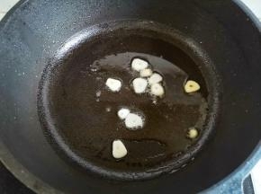 锅内放一点油，爆香大蒜，