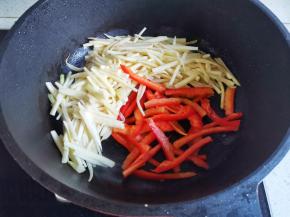 放入红椒翻炒片刻，