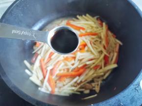 加1勺盐，1勺生抽，