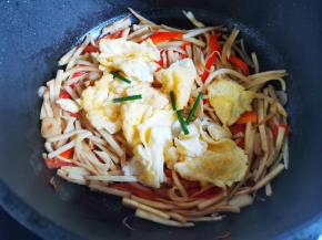 加入鸡蛋，撒葱花，炒匀出锅。