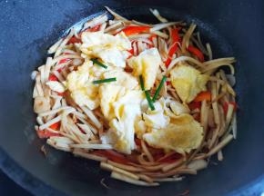 加入鸡蛋，撒葱花，炒匀出锅。