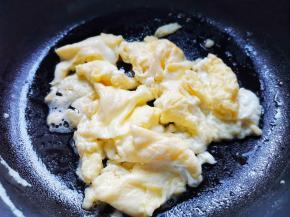 热锅入油，放鸡蛋炒熟。