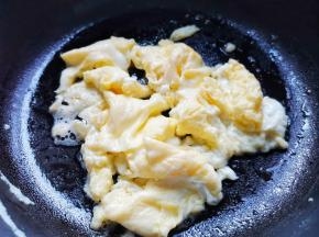 热锅入油，放鸡蛋炒熟。