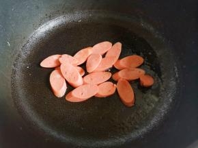 香肠煎一下，