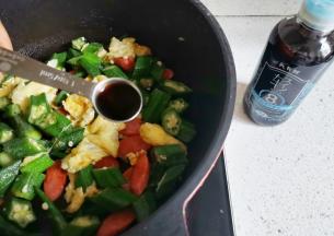 加一勺生抽，一勺盐炒匀，