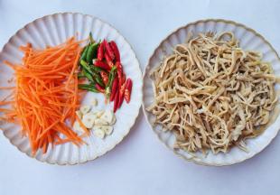 准备好所有食材，脆笋洗净，胡萝卜切丝，青红椒切滚刀块，大蒜切片。