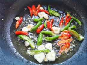 热锅热油，放入大蒜爆香，加入青红椒翻炒至九成熟，