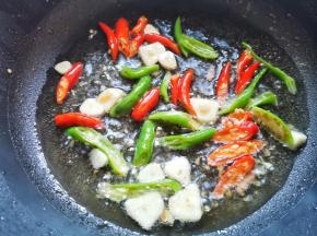 热锅热油，放入大蒜爆香，加入青红椒翻炒至九成熟，