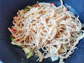 放入脆笋，翻炒2分钟。