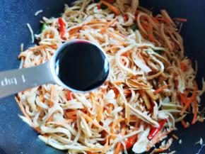 一勺生抽，翻炒均匀。