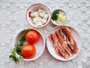 准备好所有食材，葱蒜切碎，