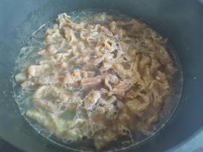 锅中烧开水，放入肥牛卷焯水捞出。