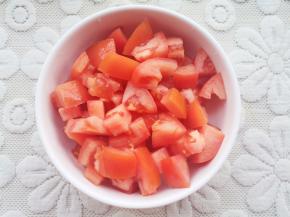番茄切块。
