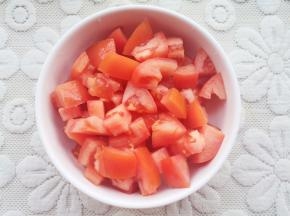 番茄切块。