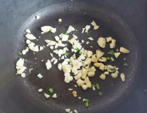 锅中热油，加入葱蒜炒香，