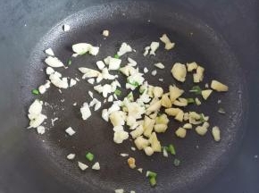 锅中热油，加入葱蒜炒香，
