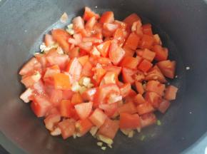 加入番茄炒出汁，