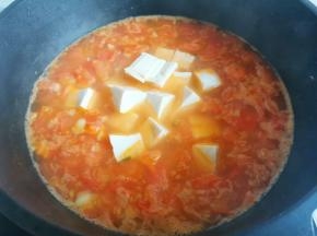 放入豆腐，