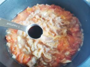 加1勺生抽、1勺蚝油、适量胡椒粉、1勺盐煮3分钟。