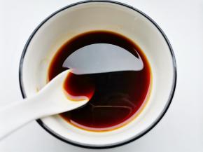 先来调个灵魂酱汁: 2勺料酒十2勺生抽十半勺老抽十1勺陈醋十1勺蚝油+半勺白糖半勺盐十半碗清水拌匀。