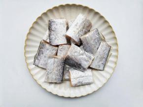 带鱼清洗干净切成段，