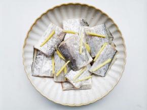 加入葱姜料酒腌制10分钟，