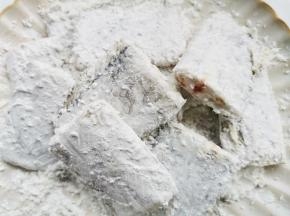 腌制好后取出两面均匀的裹上淀粉。