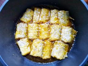 锅里入油，放入带鱼小火煎至两面金黄酥脆盛出。