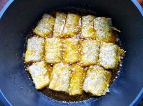 锅里入油，放入带鱼小火煎至两面金黄酥脆盛出。