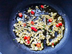 另起锅放入葱姜蒜小米辣爆香，