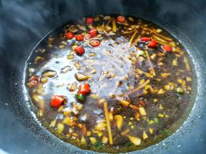 加入料汁煮开，