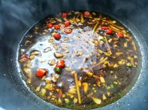 加入料汁煮开，
