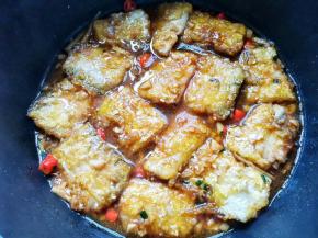 放入带鱼翻炒，盖子中火焖煮5分钟，再淋入半碗水淀粉，收汁出锅~
