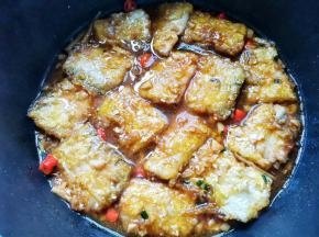 放入带鱼翻炒，盖子中火焖煮5分钟，再淋入半碗水淀粉，收汁出锅~
