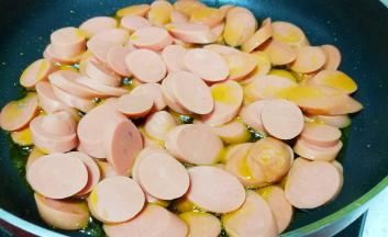 加入火腿煎熟，