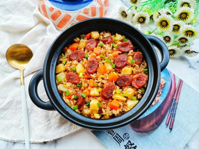 腊肠土豆焖饭