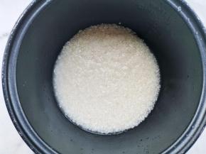 大米淘洗干净，