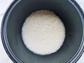大米淘洗干净，