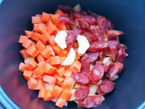 加入胡萝卜和腊肠，加入姜片，