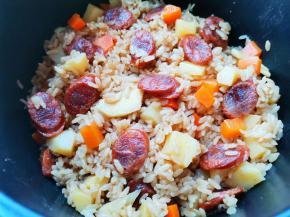 开启正常煮饭程序，中途搅拌1次，煮饭结束后再保温键焖10分钟，开锅撒上葱花搅拌均匀就可以吃啦～