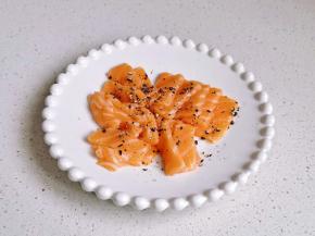 挤入青柠汁和黑胡椒抓匀，颜值5分钟。